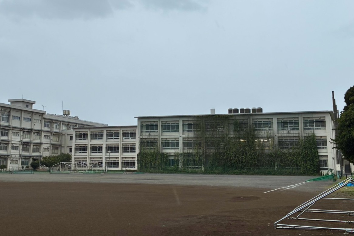 現在の横浜緑ケ丘高校の校庭と校舎