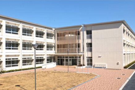 横浜緑ケ丘高校の校舎
